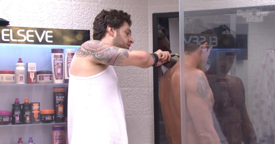 19.fev.2014 - Diego pede ajuda de Cássio para aparar parte de trás do cabelo com lâmina de barbear