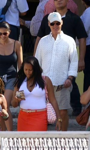 19.fev.2014 - Michael Keaton foi fotografado no Pão de Açúcar, ponto turístico do Rio. O ator está na cidade divulgando o filme "RobCop", de José Padilha