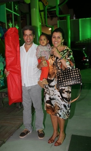 19.fev.2014 - Regina Casé e o marido, Estevão Ciavatta, prestigiaram o aniversário de Noah, neto de Zeca Pagodinho