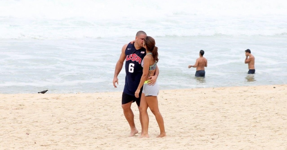 19.fev.2014 - Ronaldo corre na praia com a namorada, Paula Morais, na Praia do Leblon, no Rio de Janeiro