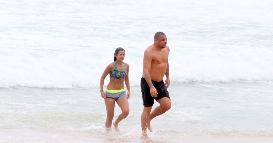 19.fev.2014 - Ronaldo corre na praia com a namorada, Paula Morais, na Praia do Leblon, no Rio de Janeiro, e aproveitam para dar um mergulho