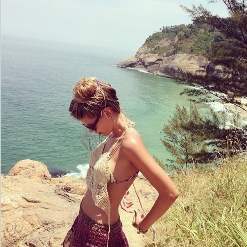 19.fev.2014 - Yasmin Brunet aproveita o dia de folga na Praia da Joatinga, Zona Sul do Rio de Janeiro. De top de crochê, a modela exibe barriga enxuta