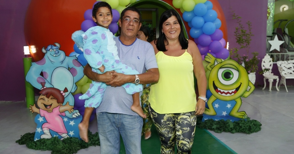 19.fev.2014 - Zeca Pagodinho celebrou os quatro anos do neto, Noah, ao lado da mulher, Mônica, no Rio