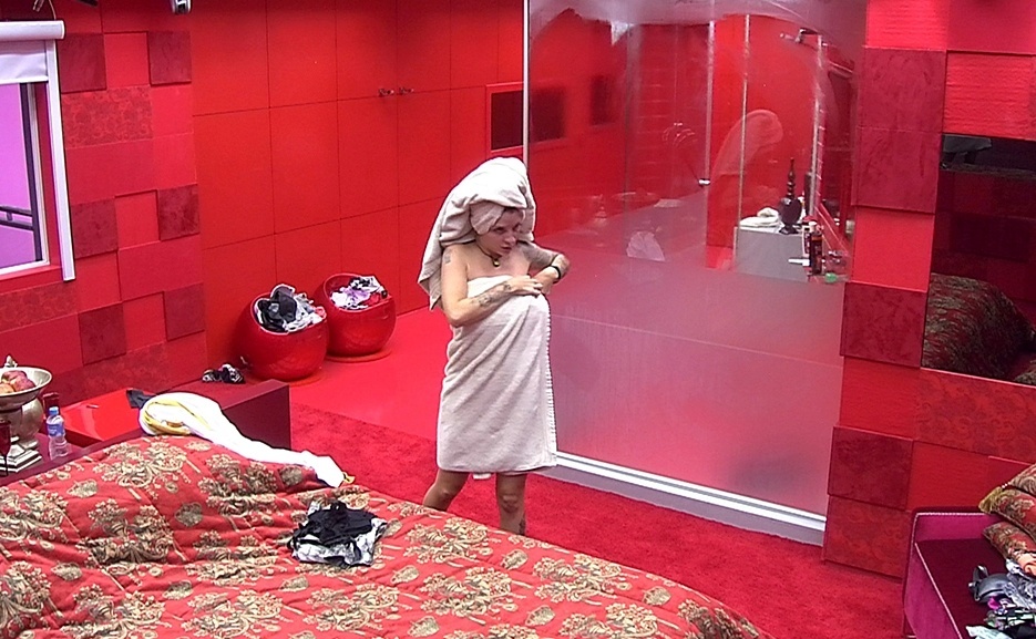 19.jan.2014 - Após banho no quarto do líder, Clara prende a toalha enrolada ao corpo