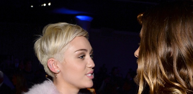 Miley Cyrus e Jared Leto conversam durante festa pré-Grammy em Beverly Hills, na Califórnia