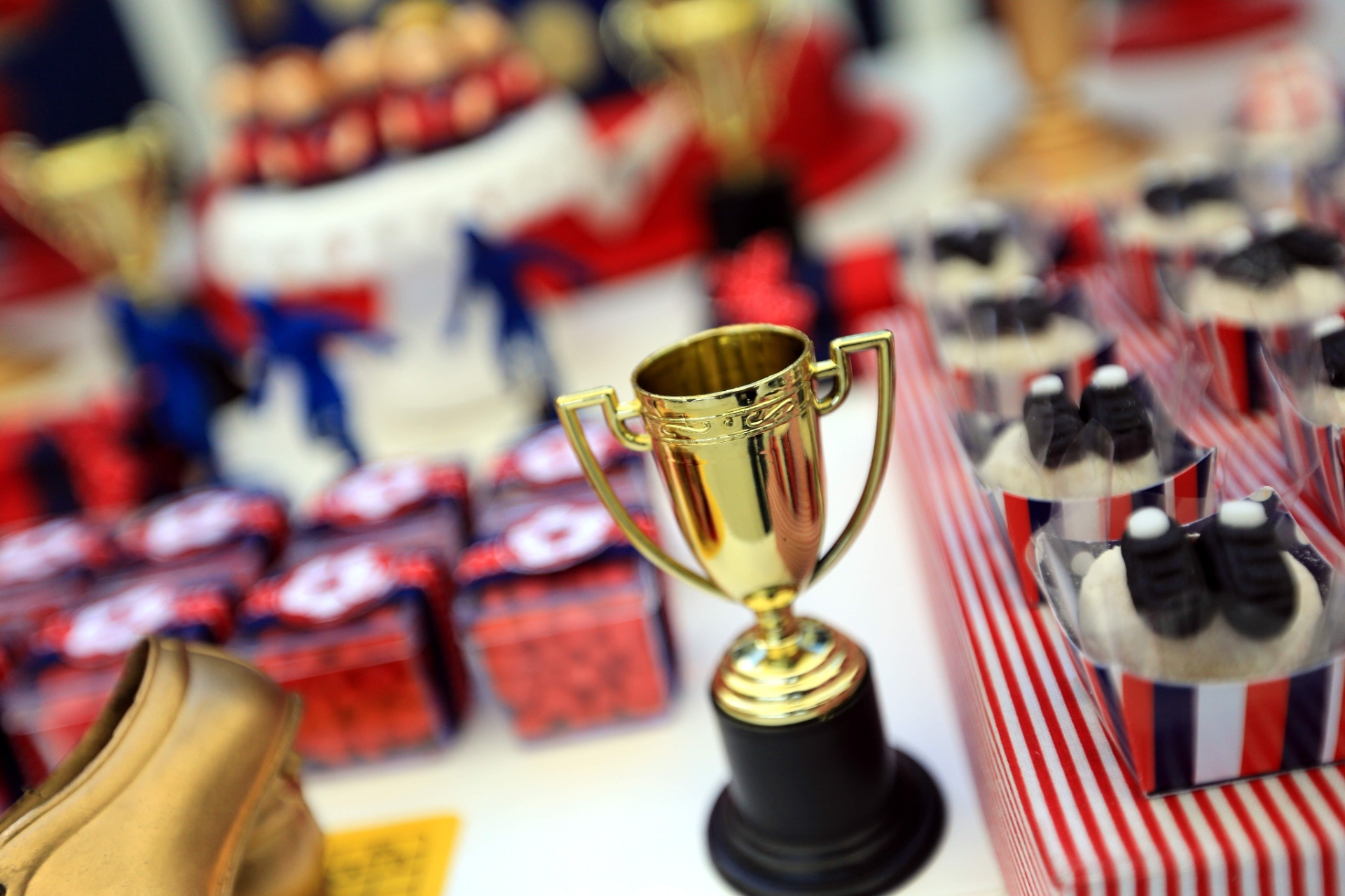 Minitroféus e chuteiras serviram para decorar a mesa do bolo, nesse aniversário realizado na Fonte Nova - Ulisses Dumas/Agência Bapress