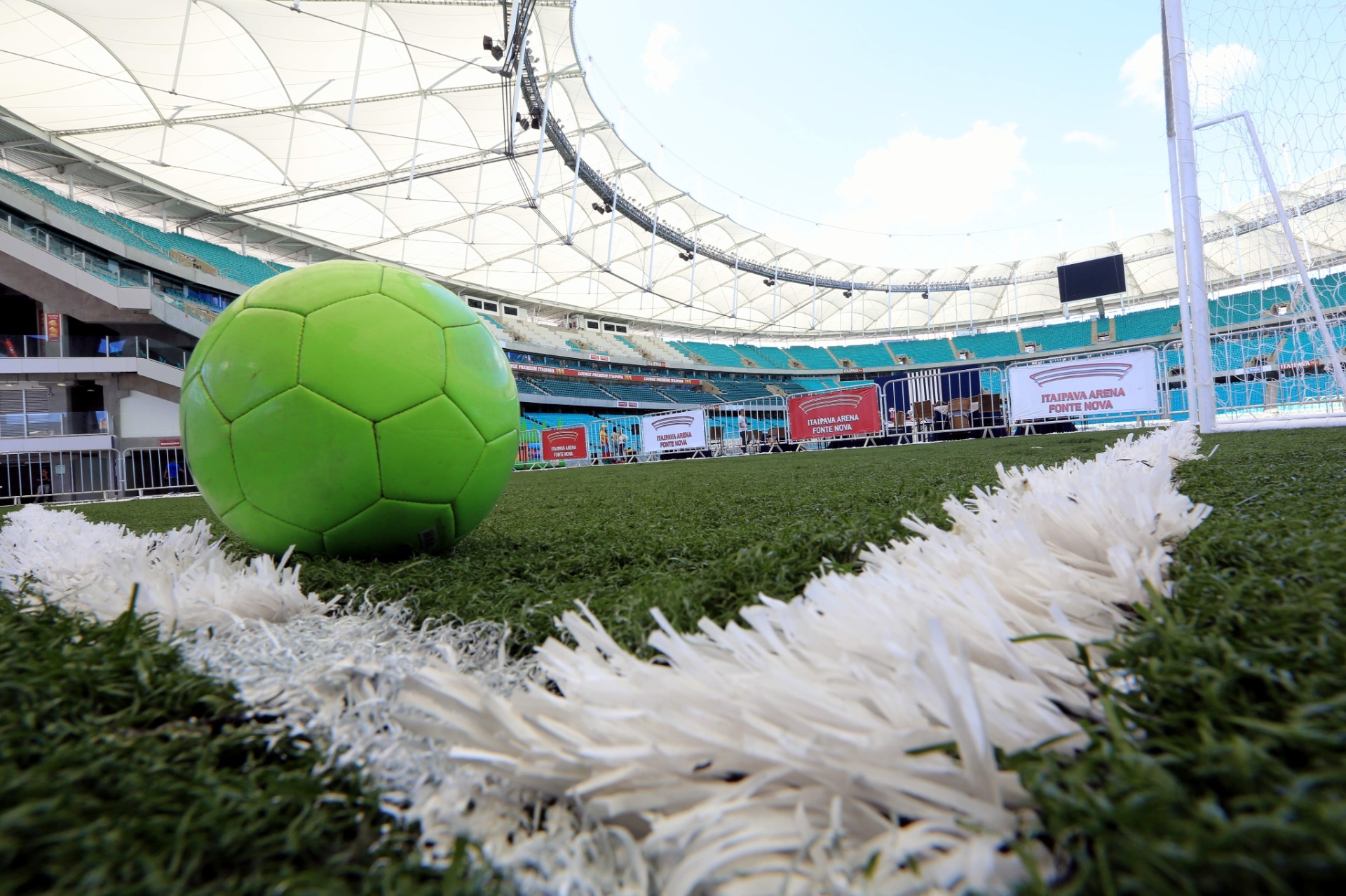 A principal atividade proposta às crianças na comemoração de aniversário na Arena Fonte Nova é uma partida de futebol. Só que o jogo acontece em uma quadra de grama sintética, montada na Praça Sul, área da festa. Os convidados não têm acesso ao gramado do estádio, para que ele não seja danificado - Ulisses Dumas/Agência Bapress