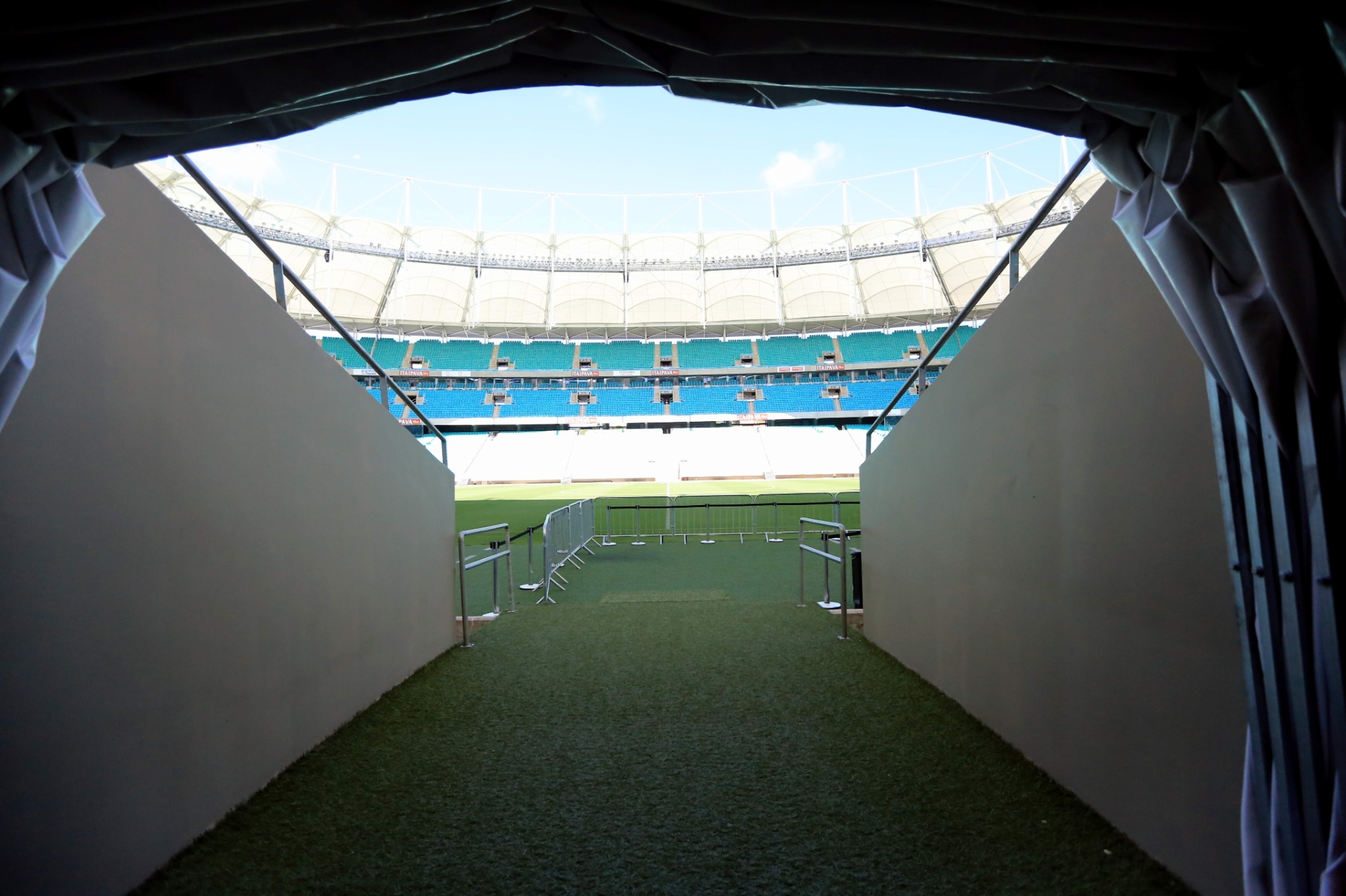 Nesse aniversário de oito anos de um menino, na Arena Fonte Nova, em Salvador, o aniversariante e seus convidados tiveram o gostinho de ter acesso à Praça Sul, local da festa localizado atrás de um dos gols, por meio do túnel dos jogadores - Ulisses Dumas/Agência Bapress