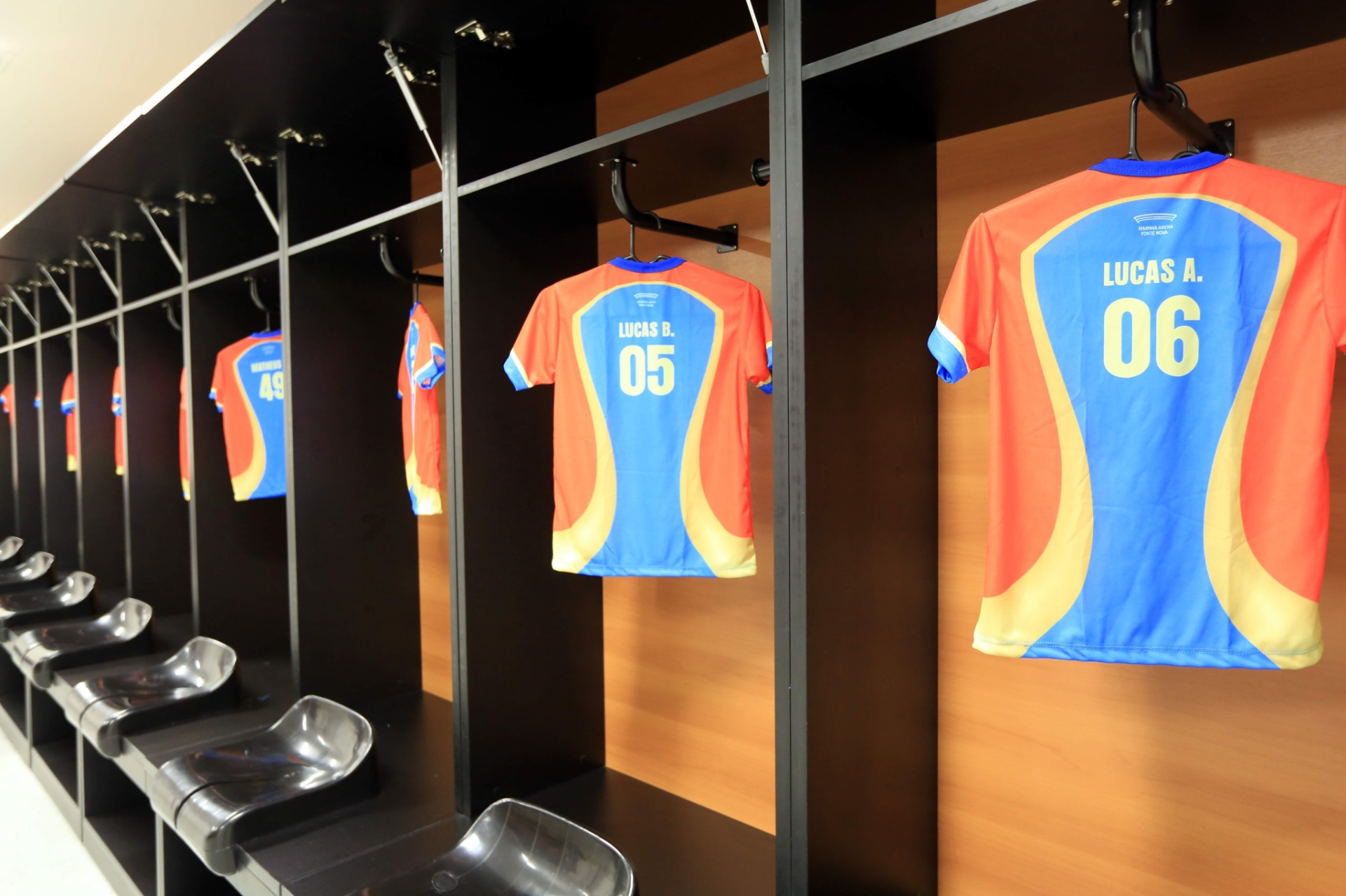 Detalhe das camisetas personalizadas com os nomes dos convidados mirins, no vestiário da Arena Fonte Nova, em Salvador - Ulisses Dumas/Agência Bapress