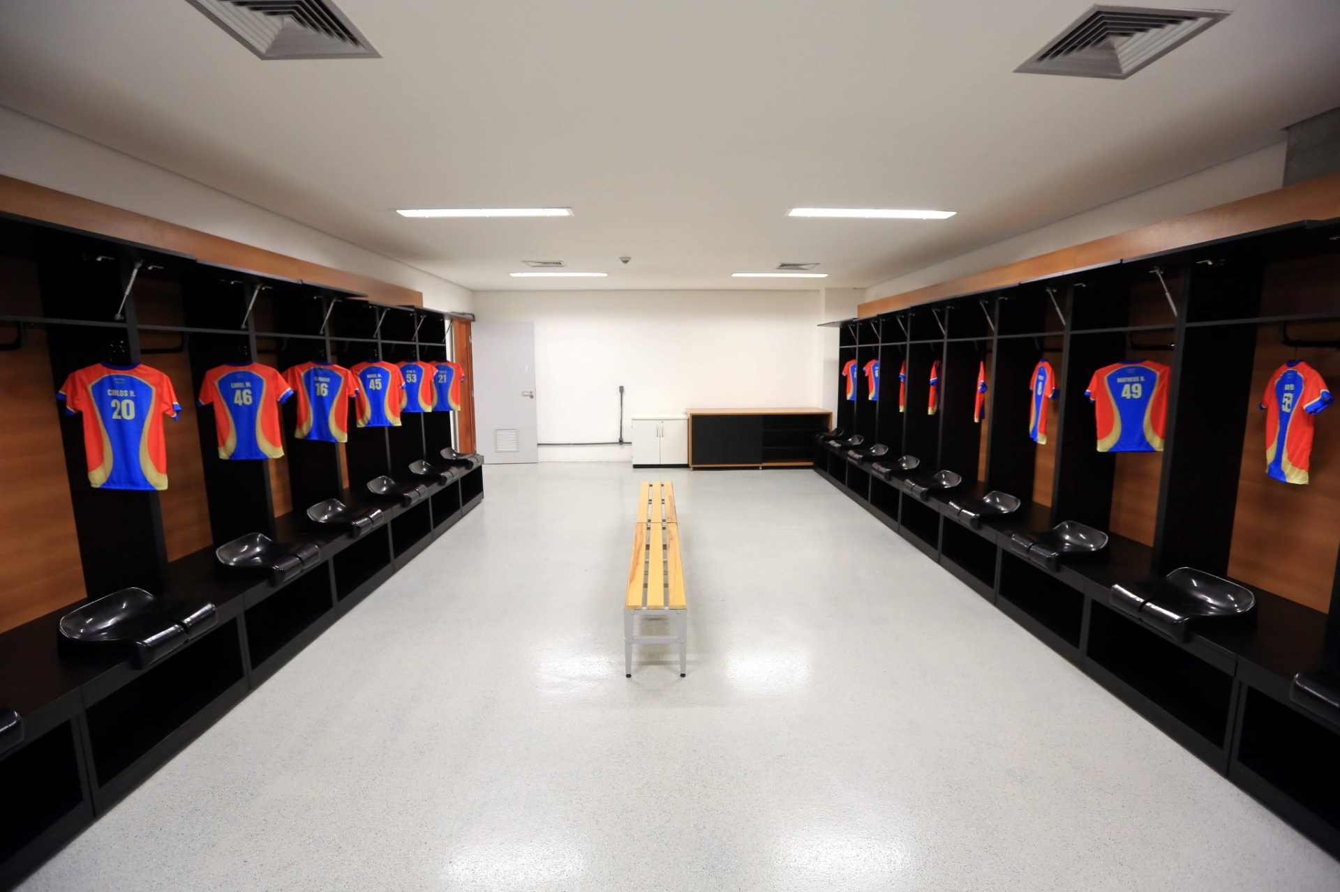 O aniversariante e seus convidados podem chegar à festa na Fonte Nova, em Salvador, em um ônibus, assim como fazem os jogadores profissionais de futebol. Ao entrarem no vestiário, as crianças convidadas dessa comemoração encontraram uniformes personalizados com seus nomes para que pudessem disputar uma partida. De quebra, puderam levar para casa, como lembrança, a camisa - Ulisses Dumas/Agência Bapress