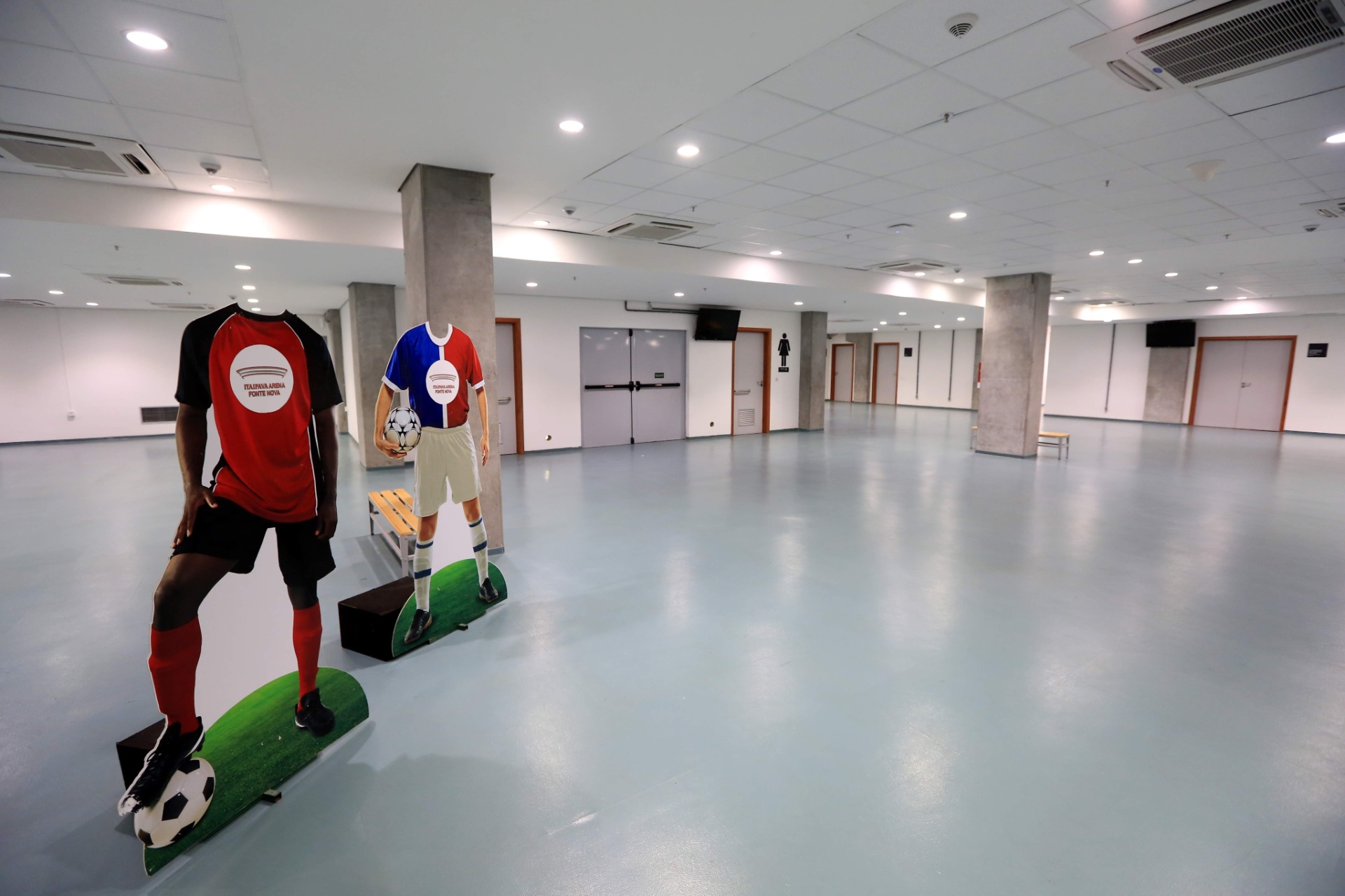 Área do vestiário dos jogadores na Arena Fonte Nova. Manequins com uniformes nas cores dos times baianos Vitória (preto e vermelho) e Bahia ficam à disposição para quem quer tirar fotos - Ulisses Dumas/Agência Bapress