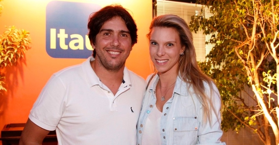 18.fev.2013 - Cacá Bueno e Talita Stoppazzolli prestigiaram o Rio Open, maior torneio de tênis da América do Sul, que acontece no Jockey Club Brasileiro, no Rio