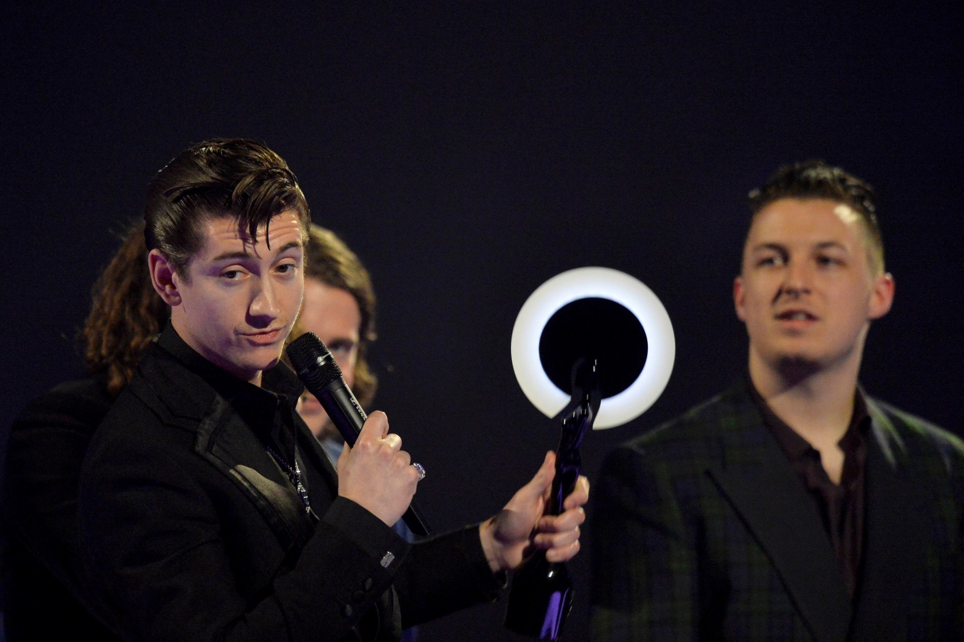 19.fev.2014 - Alex Turner, vocalista do Arctic Monkeys, agradece prêmio dado à banda. No Brit Awards deste ano, o grupo também se apresentou ao vivo com a música "R U Mine?" - Reuters