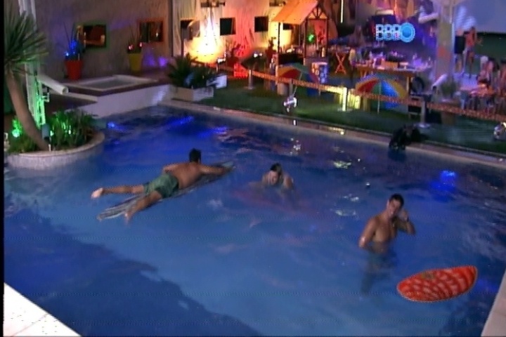 20.fev.2014 - Diego, Cássio e Marcelo "surfam" na piscina durante a madrugada desta quinta-feira, depois da Festa Brou