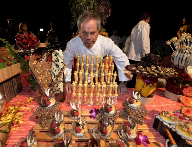 O chef austríaco Wolfgang Puck posa com estatuetas do Oscar de chocolate que ele vai servir no Governor"s Ball, tradicional comemoração pós-Oscar - Michael Nelson/EFE