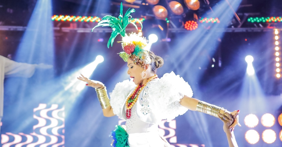 20.fev.2014 - Patrícia Abravanel se fantasiou de Carmem Miranda para o especial de Carnaval do programa 