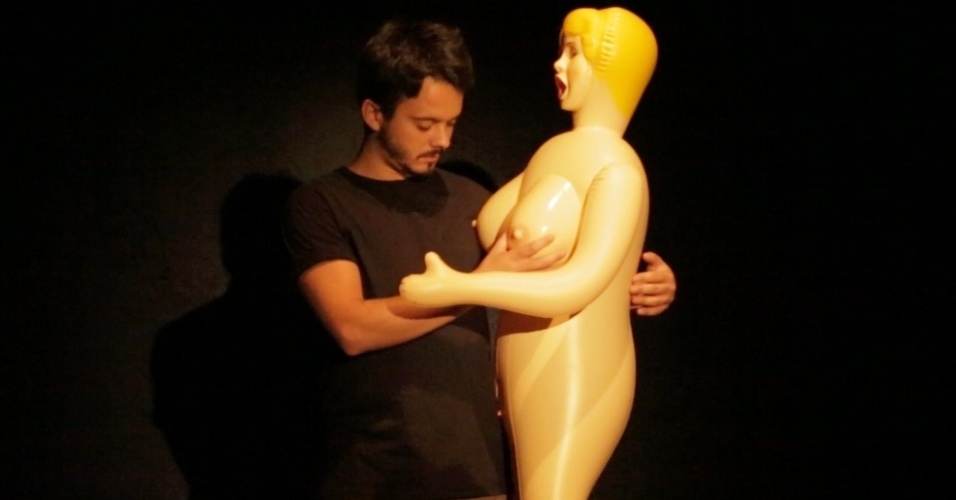 Cenas de ensaio do grupo de teatro Os Satyros para a peça de sexo explícito "Não Fornicarás" (2014)