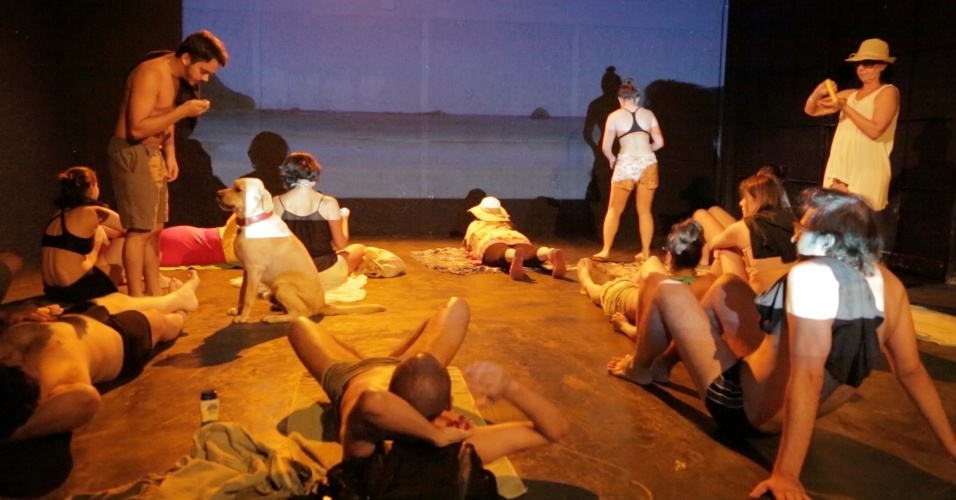 Cenas de ensaio do grupo de teatro Os Satyros para a peça de sexo explícito "Não Fornicarás" (2014)