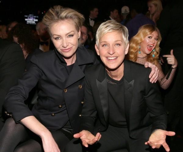10.fev.2013 - Portia de Rossi e Ellen DeGeneres posam para fotos no Grammy, com Kelly Clarkson ao fundo