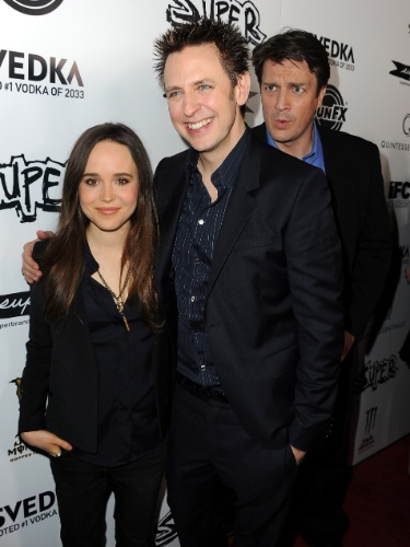21.mar.2011 - Ellen Page e James Gunn posam para fotos, com Nathan Fllion atrás, na première de IFC Midnight's 'Super' em Hollywood