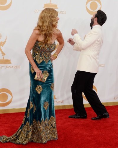 22.set.2013 - O ator Jon Hamm atrapalha a foto da atriz Connie Britton no tapete vermelho da 65ª edição do Emmy, em Los Angeles