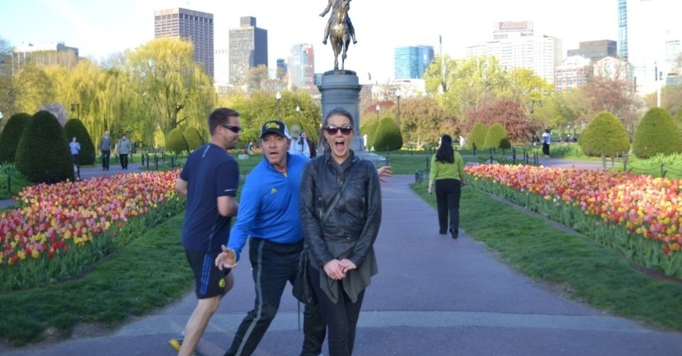 O ator Kevin Spacey estava correndo no Central Park em Nova York quando invadiu a foto de uma turista que posava para uma foto no local. Uma amiga da moça publicou a foto nas redes sociais