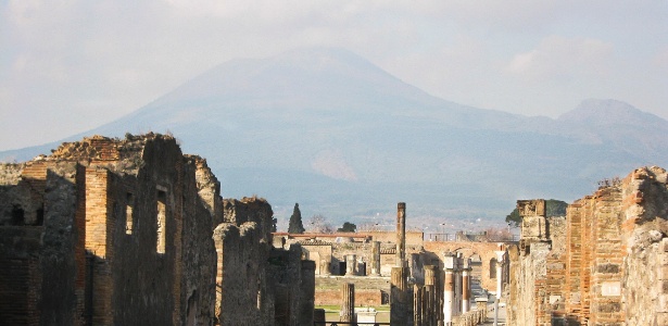 Vista geral de uma parte do sítio arqueológico de Pompeia, com o imponente vulcão Vesúvio ao fundo, dominando o horizonte da antiga cidade - Ana Sachs/UOL
