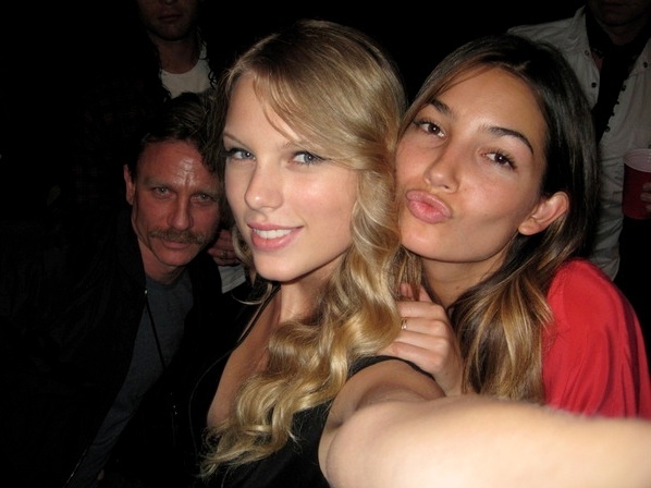 O ator Daniel Craig, usando um nada discreto bigode, entrou de penetra em uma selfie de Taylor Swift com outra moça