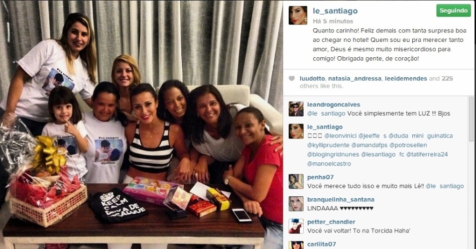 20.fev.2014 - Letícia posa com fãs em hotel no Rio de Janeiro. 