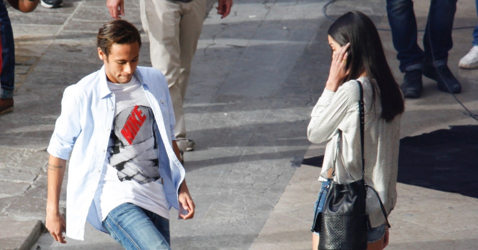 20.fev.2014 - Neymar faz embaixadinha durante gravação de comercial em Barcelona