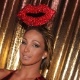 20.fev.2014 -  Valesca Popozuda usa chapéu em formato de boca no baile de Carnaval da revista "Vogue", em São Paulo - Leo Franco e Thiago Duran/AgNews