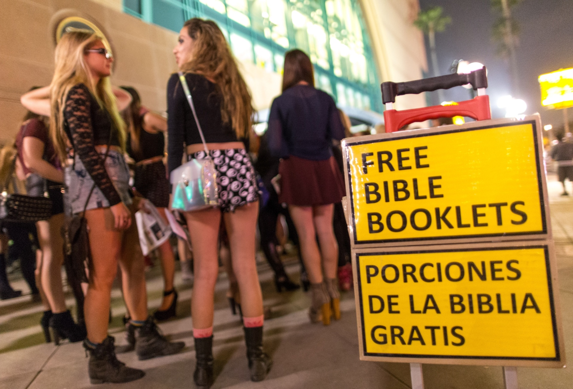 21.fev.2014 - Manifestantes posicionam placas religiosas em frente à casa de shows que recebeu a turnê "Bangerz" em Anaheim, na California. - GettyImages