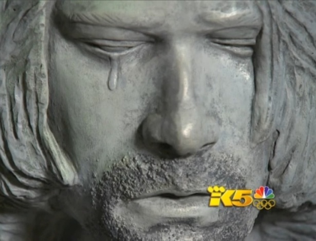 21.fev.2014 - Prefeitura de Aberdeen, em Washington, homenageia Kurt Cobain com estátua - Reprodução