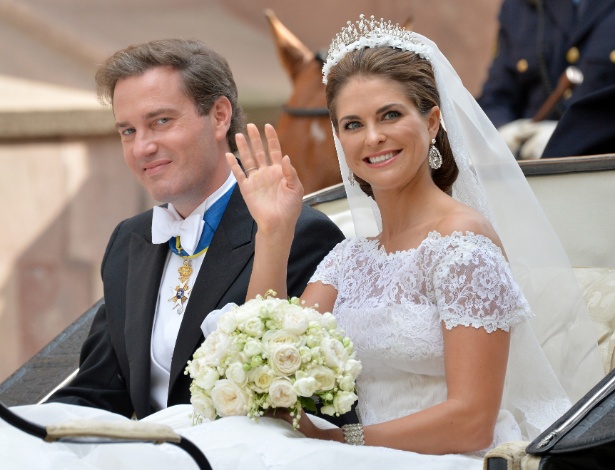 Christopher O'Neill e princesa Madeleine da Suécia passeiam de carruagem após o casamento no Palácio Real, em Estocolmo
