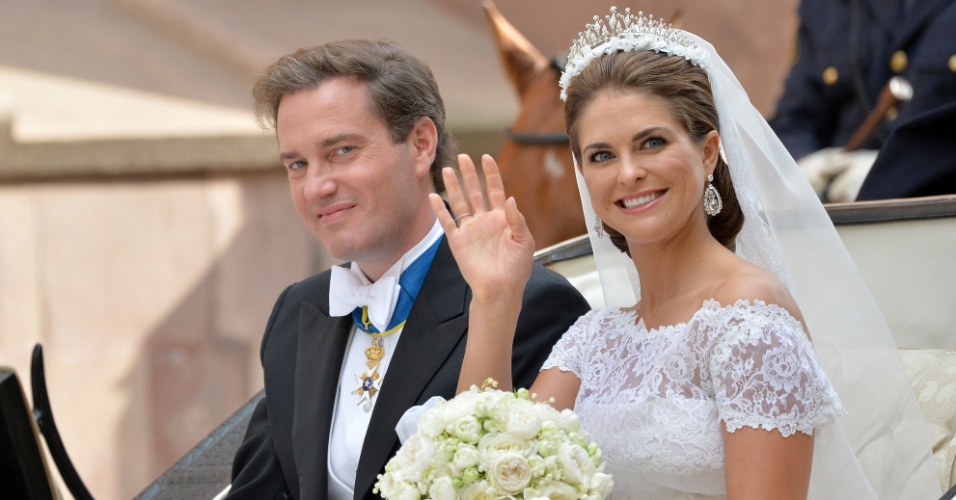 8.jun.2013 - Christopher O'Neill e princesa Madeleine da Suécia passeiam de carruagem após o casamento no Palácio Real, em Estocolmo