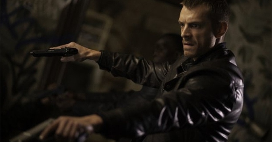 Joel Kinnaman em cena de Robocop, de José Padilha - Divulgação