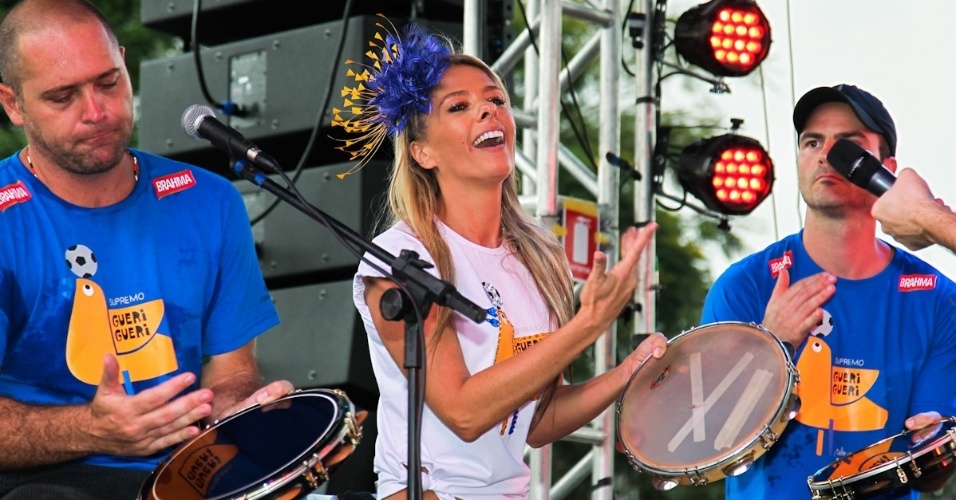 22.fev.2014 - Adriane Galisteu é madrinha de bateria do bloco de Carnaval da Banda Gueri Gueri. A apresentadora participou do evento realizado pelo bloco na tarde deste sábado (22), no Parque do Ibirapuera, em São Paulo
