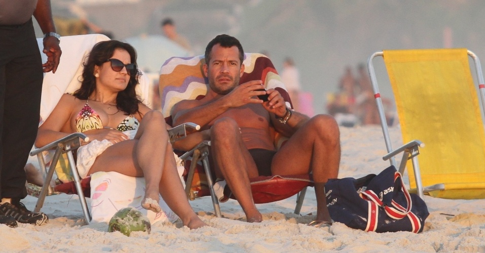 22.fev.2014 - Grávida de Malvino Salvador, Kyra Gracie exibe barriguinha em praia do Rio. O casal foi clicado na Barra da Tijuca, na tarde deste sábado (22), no Rio