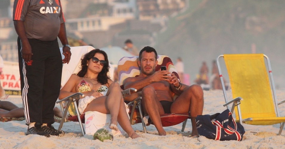 22.fev.2014 - Grávida de Malvino Salvador, Kyra Gracie exibe barriguinha em praia do Rio. O casal foi clicado na Barra da Tijuca, na tarde deste sábado (22), no Rio