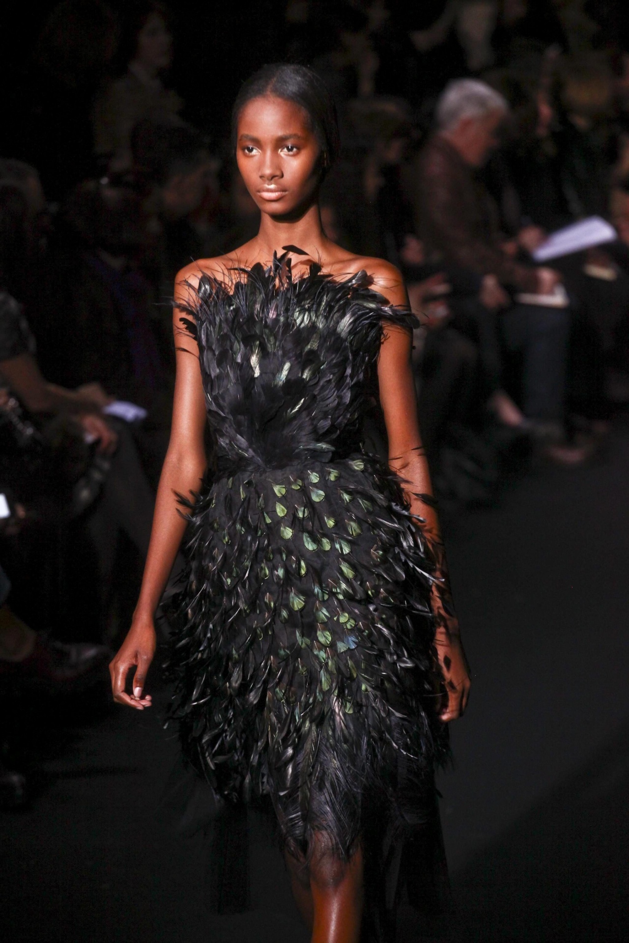 19.fev.2014 - Desfile da grife Alberta Ferretti na semana de moda de Milão. Modelo exibe vestido tomara que caia confeccionado com plumas - EFE