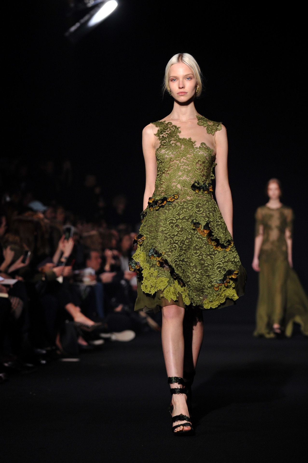 19.fev.2014 - Em desfile da grife Alberta Ferretti na semana de moda de Milão, modelo exibe vestido de renda verde. Na parte superior, a peça é trabalhada com tule illusion, tecido imperceptível que dá sustentação e cria esse efeito de transparência total - AFP