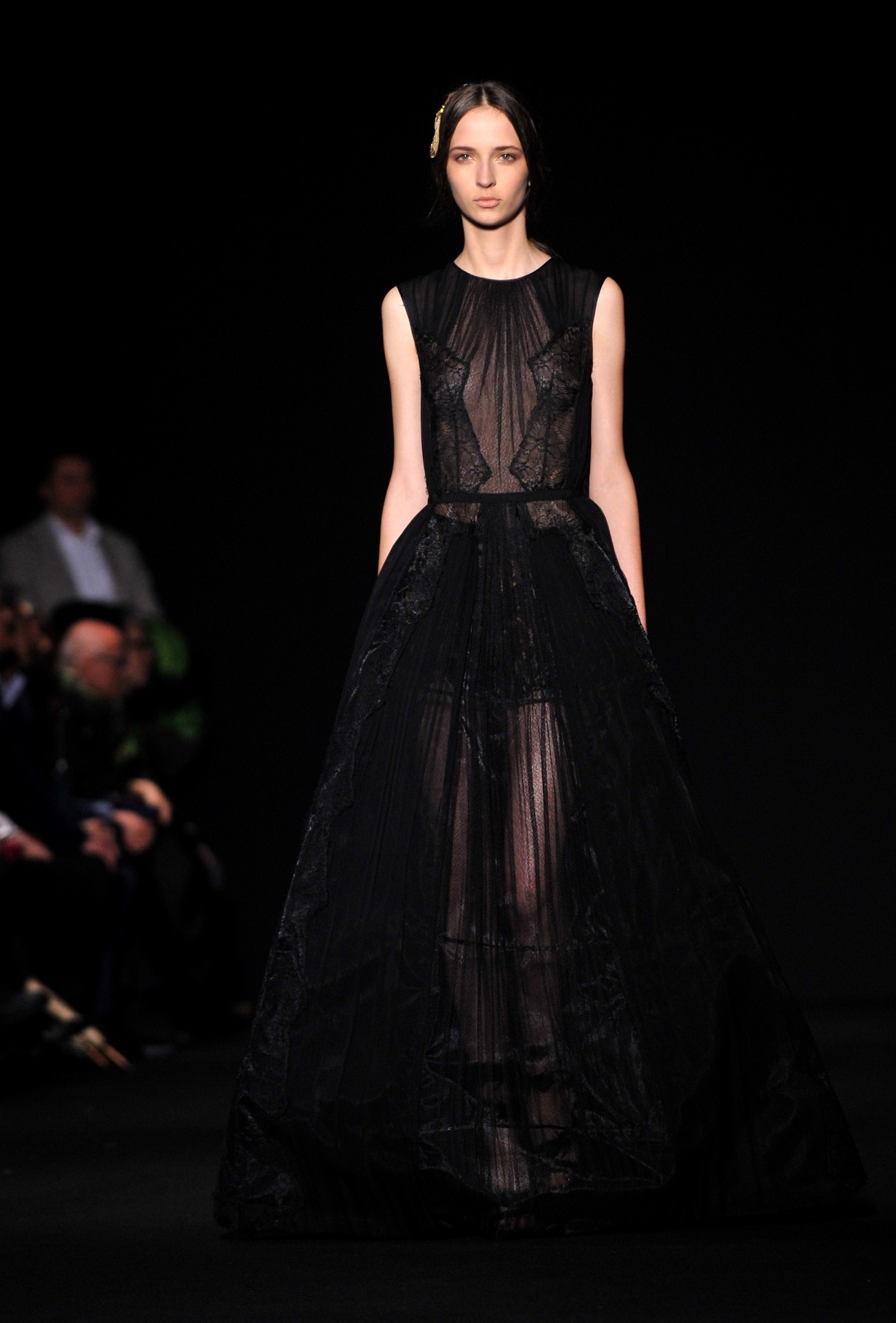 19.fev.2014 - Em desfile da grife Alberta Ferretti na semana de moda de Milão, modelo exibe vestido longo preto com transparência - AFP