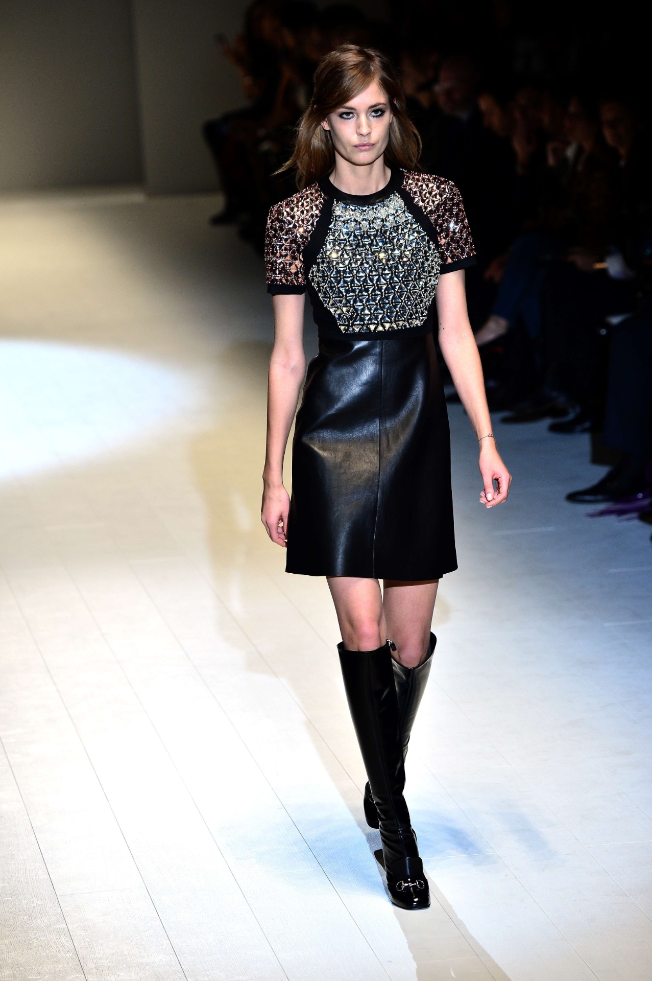 19.fev.2014 - Desfile da Gucci na semana de moda de Milão exibe vestido de couro preto com pedraria no busto e nas mangas - AFP