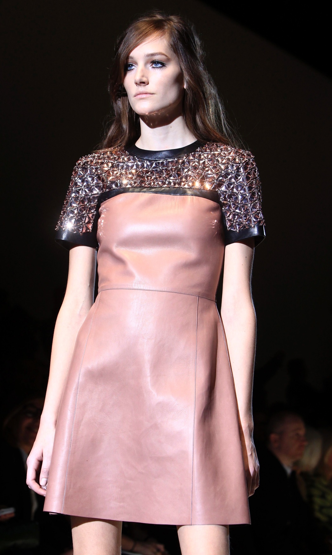 19.fev.2014 - Desfile da Gucci na semana de moda de Milão exibe vestido de couro rosa com pedraria no colo e nas mangas - Reuters