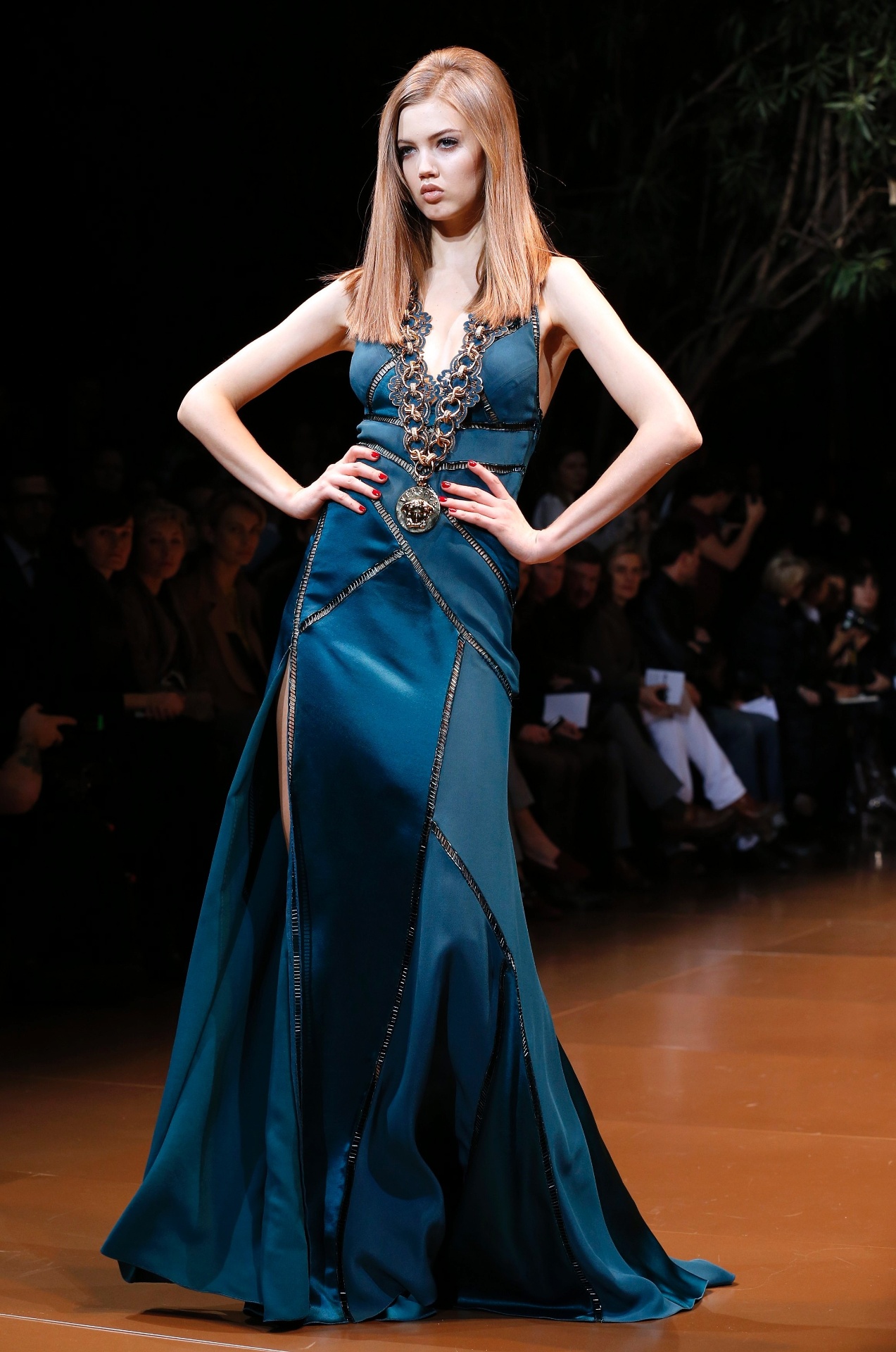 21.fev.2014 - A grife Versace apresentou uma coleção para mulheres poderosas na semana de moda de Milão. Na foto acima, modelo norte-americana Lindsey Wixson desfila vestido de cetim na cor azul petróleo. A cor está em alta e cai muito bem em madrinhas de casamento - EFE