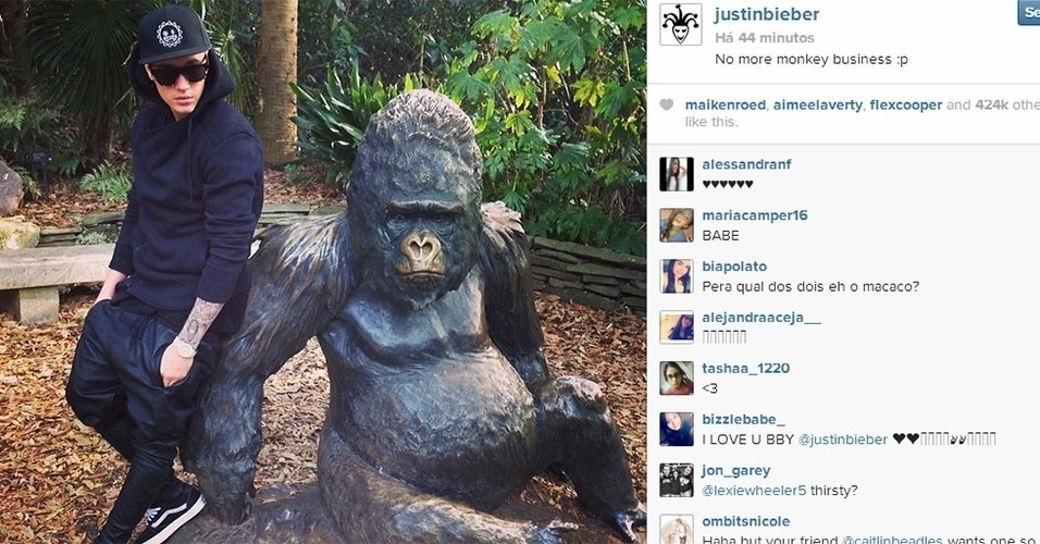 24.fev.2014 - Justin Bieber postou uma foto em seu Instagram ao lado de uma estátua de gorila. Na legenda, o cantor escreveu:
