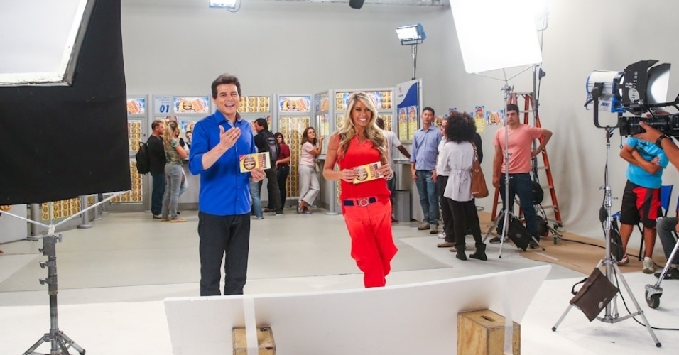 24.fev.2014- Adriane Galisteu e Celso Portiolli gravam comercial da Tele Sena de Páscoa em São Paulo