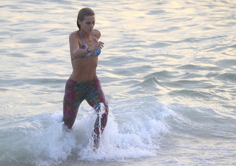 24.fev.2014- Após se exercitar na praia, Carolina Dieckmann se refrescou no mar