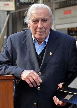 28.abr.2010 - O artista plástico Carlos Páez Vilaró recebe homenagem ao ganhar nome na Calçada da Fama de Montevidéu, no Uruguai - AFP