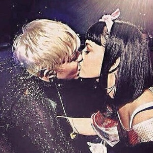 Beijo de Miley Cyrus e Katy Perry foi registrado por fãs - Reprodução/Facebook